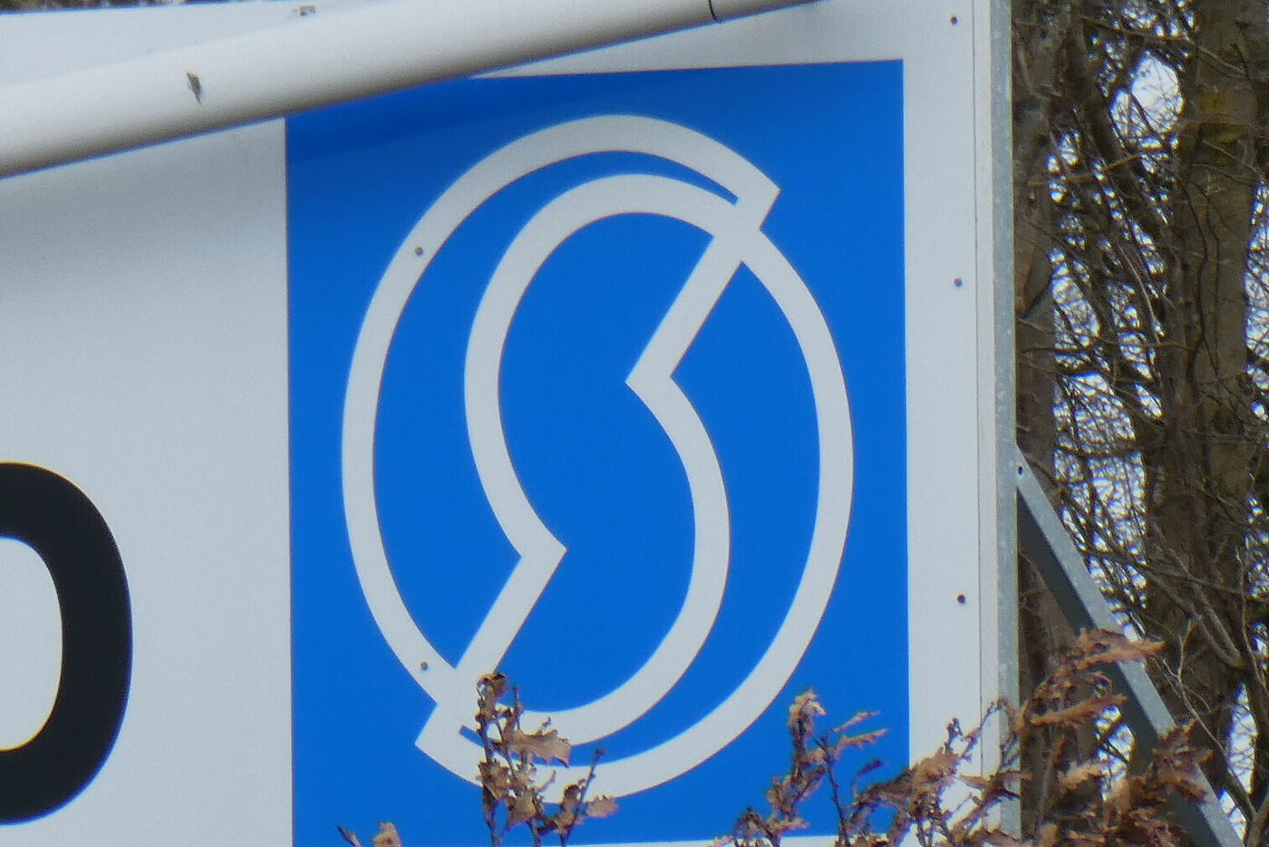 Rätsel-Foto Roter Pfahl