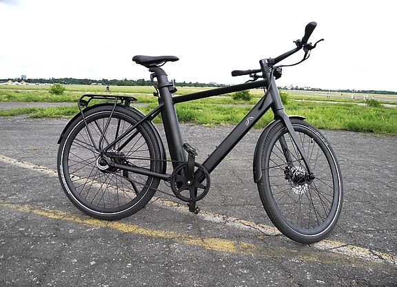Aufnahme des Crivit-Pedelecs auf freier Fläche. 