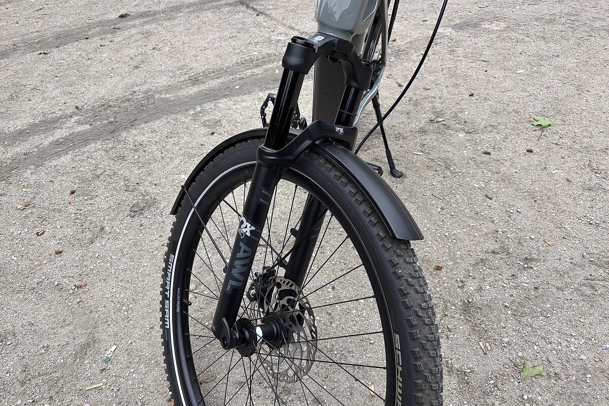 Federgabel Großaufnahme einer schwarzen Fox-Federgabel an einem grauen Fahrrad.